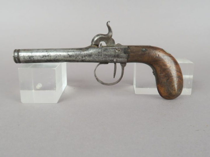 Long pistolet à coffre à percussion.  Détente sous pontet. Crosse en n