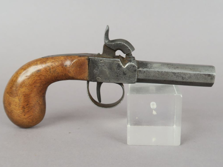 Pistolet à coffre à percussion.  Canon à pans, damas. Crosse en noyer.