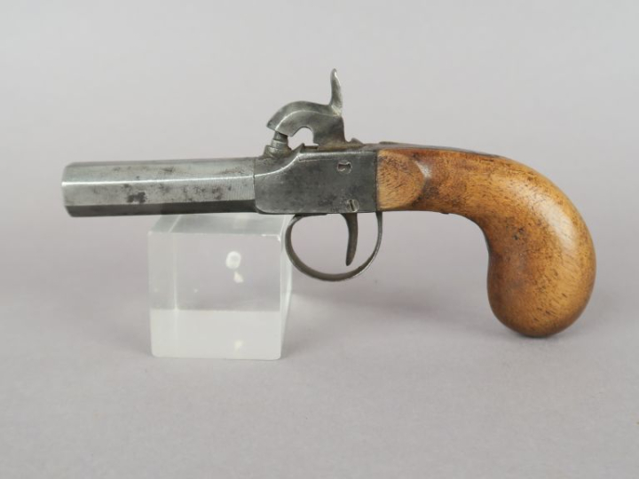 Pistolet à coffre à percussion.  Canon à pans, damas. Crosse en noyer.