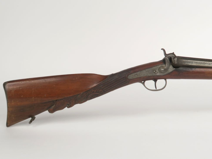 Fusil de chasse à percussion, un coup.  Crosse en noyer clair sculpté 
