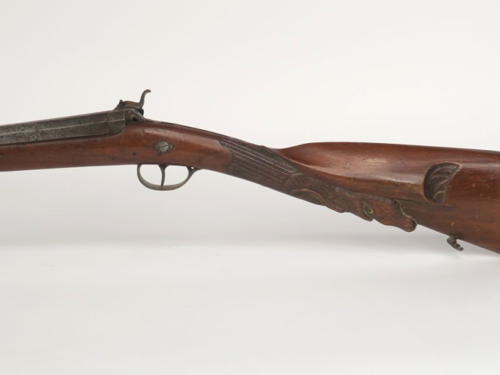 Fusil de chasse à percussion, un coup.  Crosse en noyer clair sculpté 