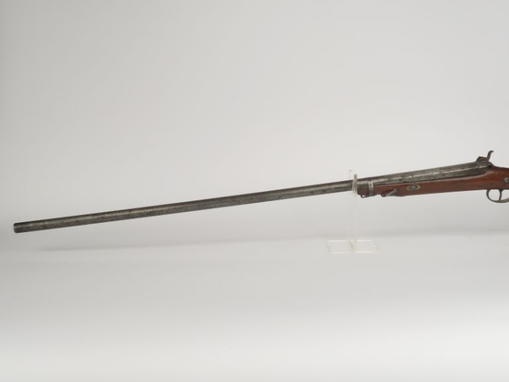 Fusil de chasse à percussion, un coup.  Crosse en noyer clair sculpté 