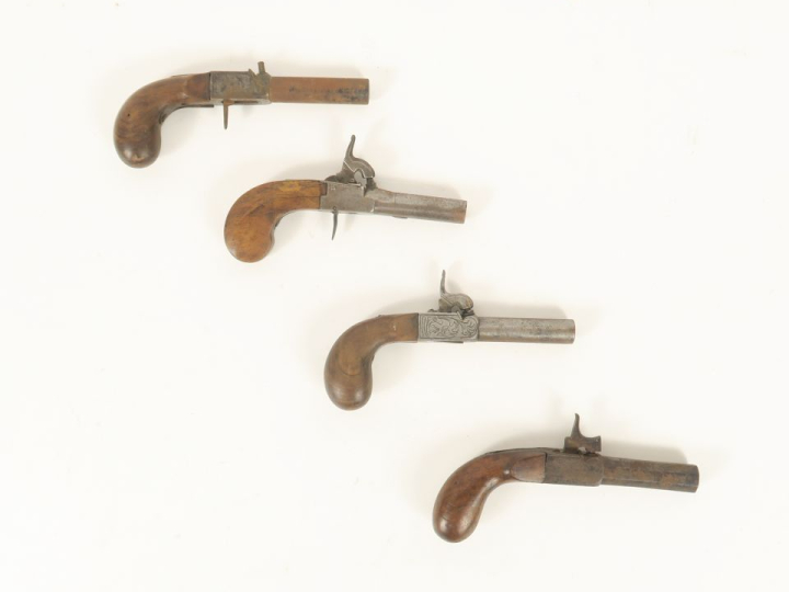 Quatre pistolets à coffre à percussion.  Dans l’état (Accidents et man