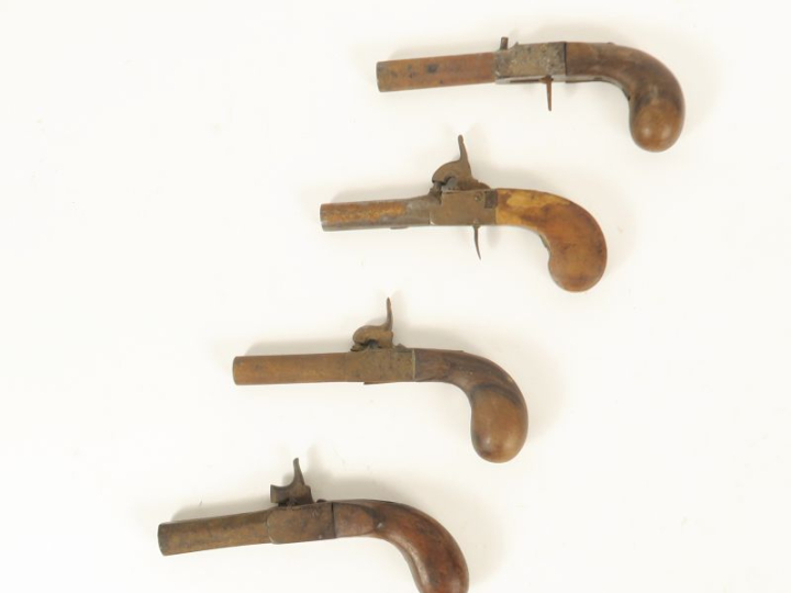 Quatre pistolets à coffre à percussion.  Dans l’état (Accidents et man