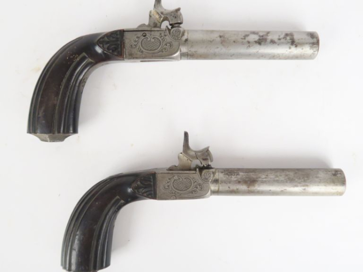 Paire de pistolets à coffre à percussion. Canons ronds, rayés, Coffres