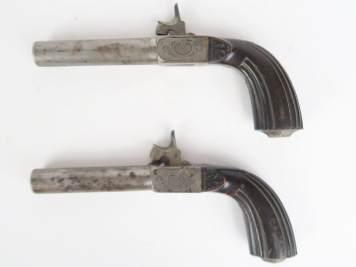 Paire de pistolets à coffre à percussion. Canons ronds, rayés, Coffres