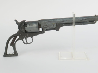 Vente aux enchères Reproduction d’un revolver type Colt 1851. Manque les plaquettes.