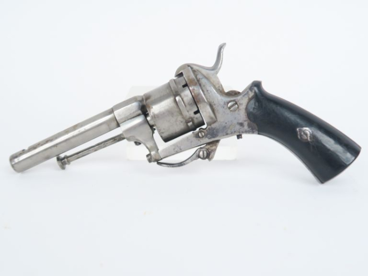 Revolver à broche, six coups, calibre 7 mm.  Canon rond à pans au tonn