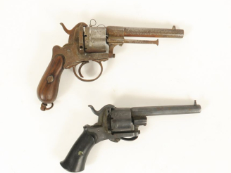 Vente aux enchères Deux revolvers à broches :  a) six coups, calibre 9 mm. Manque la port