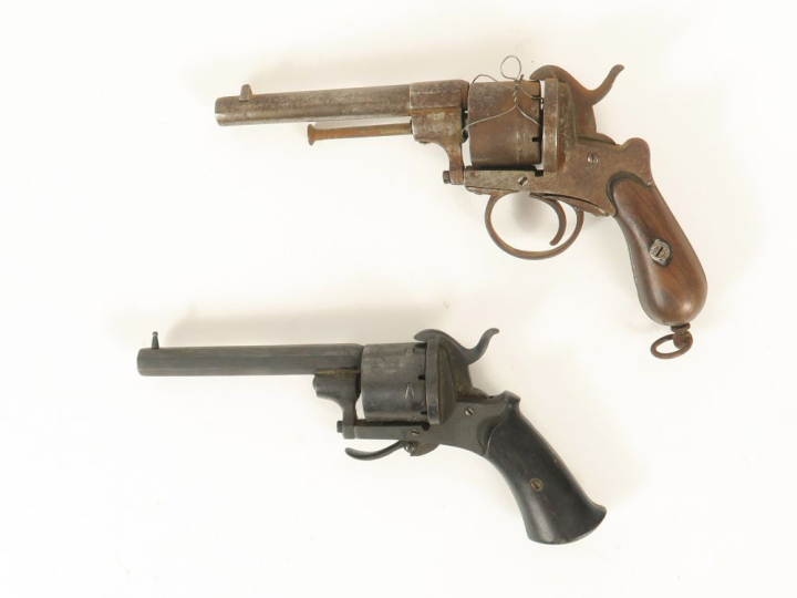 Deux revolvers à broches :  a) six coups, calibre 9 mm. Manque la port