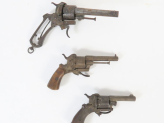 Vente aux enchères Ensemble de trois revolvers à broches dans l’état :  a- six coups, cal
