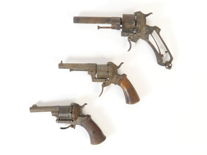 Ensemble de trois revolvers à broches dans l’état :  a- six coups, cal