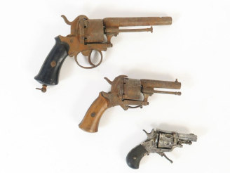 Vente aux enchères Ensemble de trois revolvers :  - Bulldog, six coups calibre 22.   - br