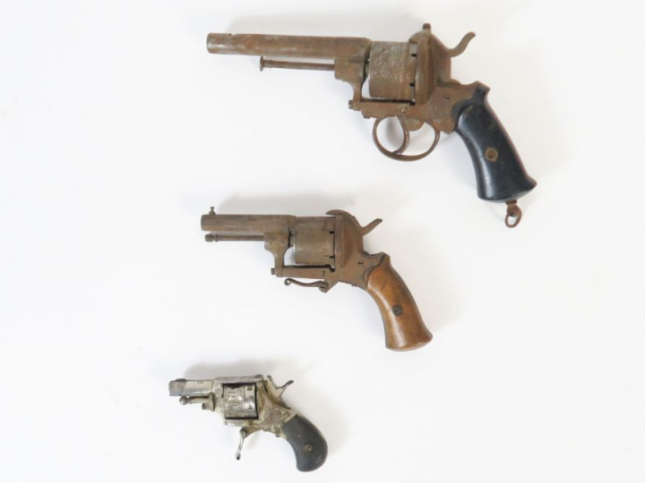 Ensemble de trois revolvers :  - Bulldog, six coups calibre 22.   - br