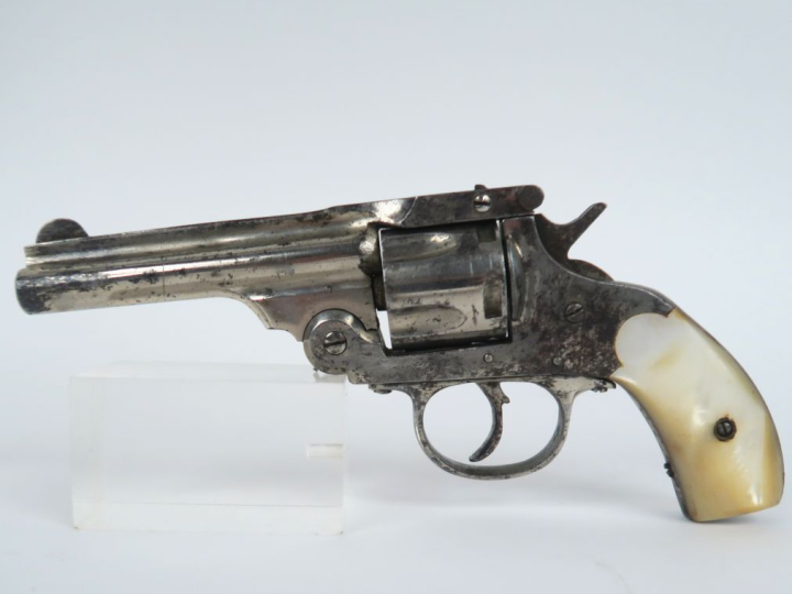 Revolver type Smith   Wesson, cinq coups, calibre 38, double action.  