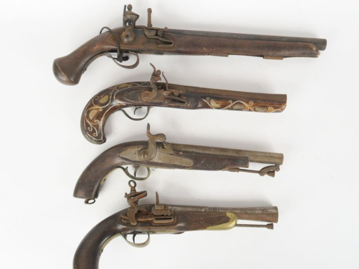 Ensemble de quatre pistolets de panoplie ou de décoration.  Deux à sil