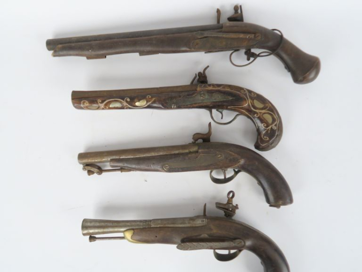 Ensemble de quatre pistolets de panoplie ou de décoration.  Deux à sil