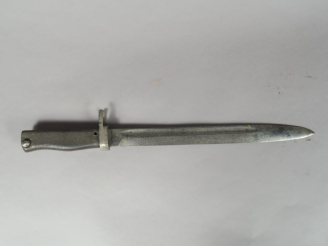 Vente aux enchères ALLEMAGNE  Baïonnette Ersatz.  Poignée en fer peint, patiné. Lame à do