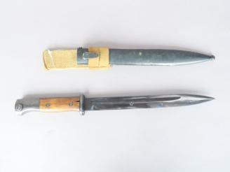 Vente aux enchères ALLEMAGNE  Baïonnette type 1884-98, réutilisée.  Poignée à plaquettes 