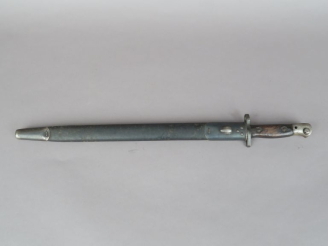 Vente aux enchères GRANDE BRETAGNE  Baïonnette modèle 1907.  Poignée à plaquettes de bois