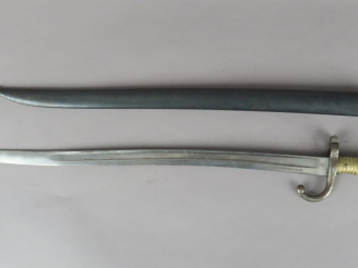 Vente aux enchères FRANCE  Baïonnette Chassepot modèle 1866.  Poignée en laiton. Croisièr
