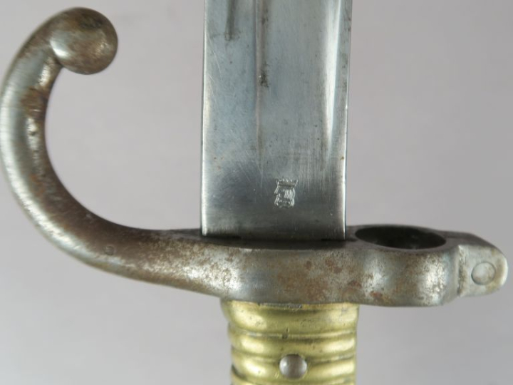 FRANCE  Baïonnette Chassepot modèle 1866.  Poignée en laiton. Croisièr
