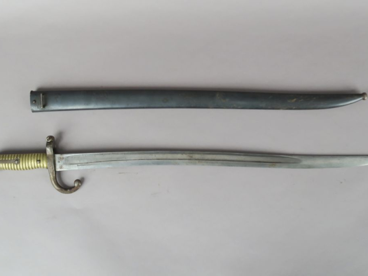 FRANCE  Baïonnette Chassepot modèle 1866.  Poignée en laiton. Croisièr