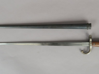 Vente aux enchères FRANCE  Baïonnette Gras modèle 1874.  Poignée à plaquettes de bois. Cr