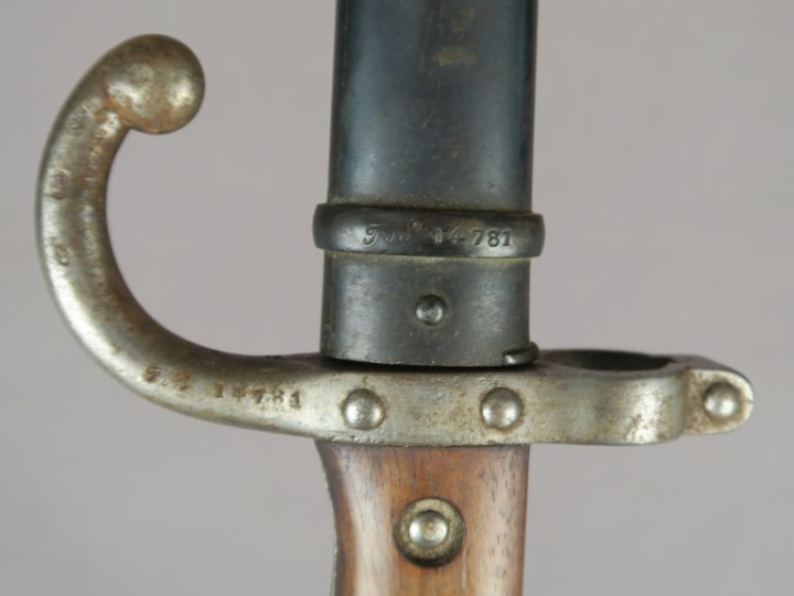FRANCE  Baïonnette Gras modèle 1874.  Poignée à plaquettes de bois. Cr