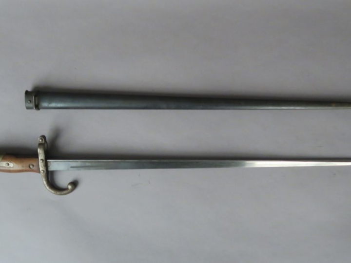 FRANCE  Baïonnette Gras modèle 1874.  Poignée à plaquettes de bois. Cr