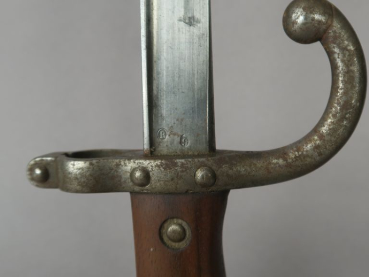 FRANCE  Baïonnette Gras modèle 1874.  Poignée à plaquettes de bois. Cr