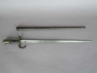 Vente aux enchères FRANCE  Baïonnette Gras modèle 1874.  Poignée à plaquettes de bois. Cr