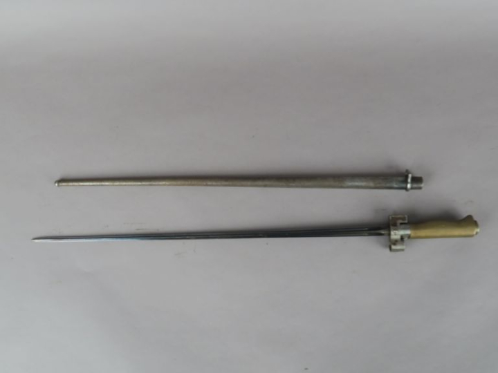 FRANCE  Baïonnette Lebel modèle 1886-15.  Poignée en laiton. Lame cruc