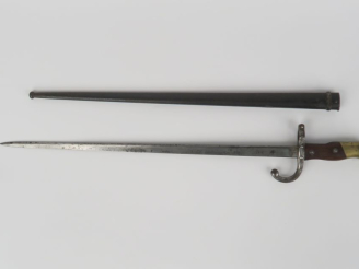 Vente aux enchères FRANCE  Baïonnette Gras modèle 1874.  Poignée à plaquettes de bois. Cr