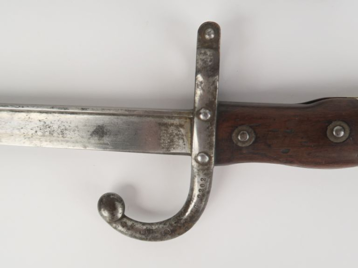 FRANCE  Baïonnette Gras modèle 1874.  Poignée à plaquettes de bois. Cr
