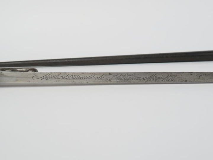 FRANCE  Baïonnette Gras modèle 1874.  Poignée à plaquettes de bois. Cr