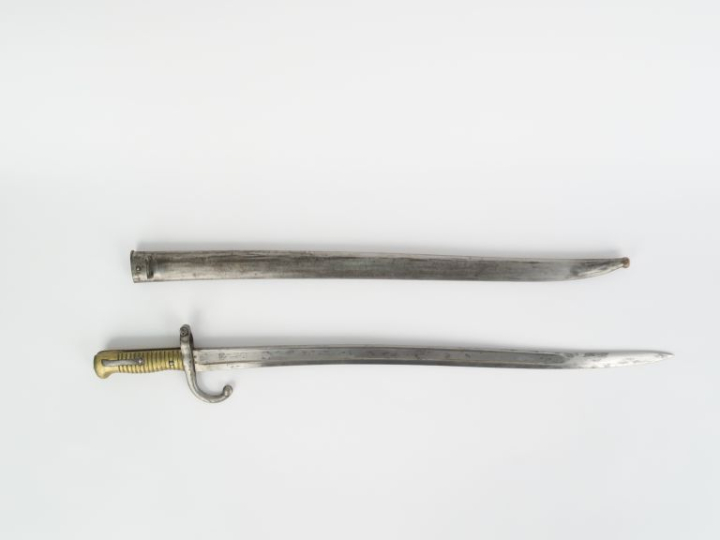 FRANCE  Baïonnette Chassepot modèle 1866.  Poignée en laiton. Croisièr
