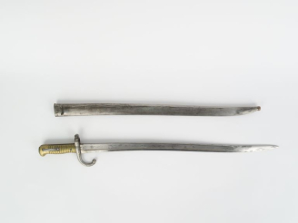 Vente aux enchères FRANCE  Baïonnette Chassepot modèle 1866.  Poignée en laiton. Croisièr