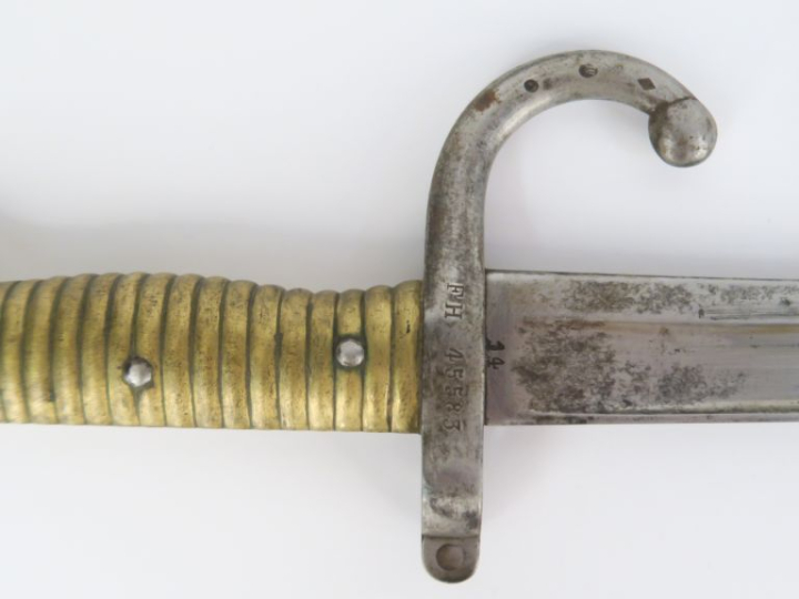 FRANCE  Baïonnette Chassepot modèle 1866.  Poignée en laiton. Croisièr