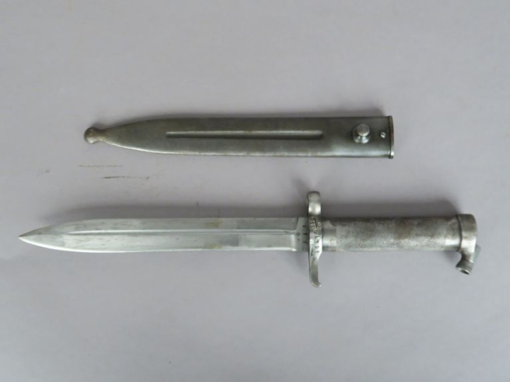 SUÈDE Baïonnette modèle 1896. Poignée ronde quadrillée, pommeau avec v