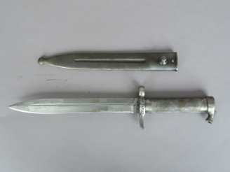 Vente aux enchères SUÈDE Baïonnette modèle 1896. Poignée ronde quadrillée, pommeau avec v