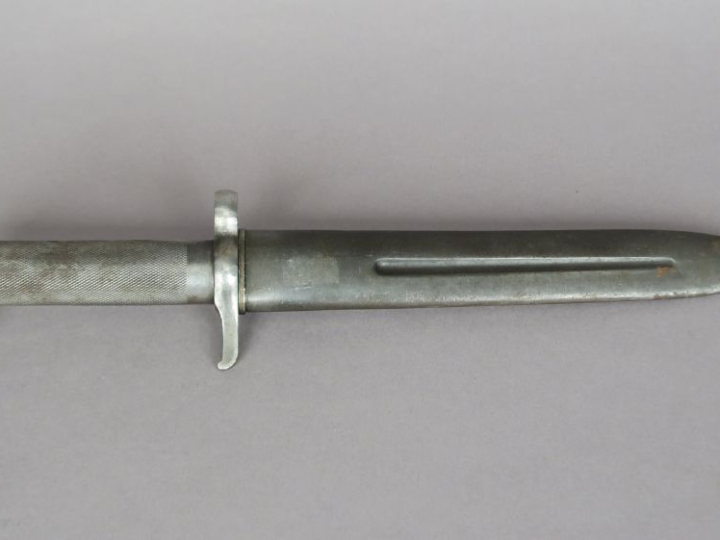 SUÈDE Baïonnette modèle 1896. Poignée ronde quadrillée, pommeau avec v