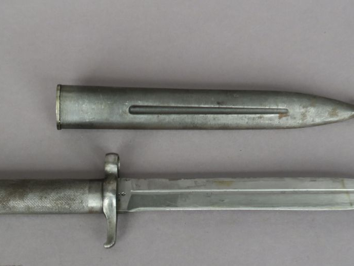 SUÈDE Baïonnette modèle 1896. Poignée ronde quadrillée, pommeau avec v