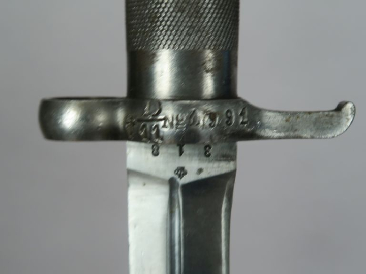 SUÈDE Baïonnette modèle 1896. Poignée ronde quadrillée, pommeau avec v