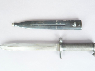 Vente aux enchères SUÈDE Baïonnette modèle 1896. Poignée ronde quadrillée, pommeau avec v