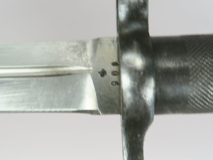 SUÈDE Baïonnette modèle 1896. Poignée ronde quadrillée, pommeau avec v