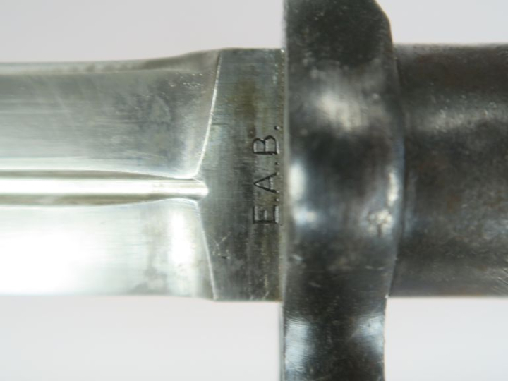 SUÈDE Baïonnette modèle 1896. Poignée ronde quadrillée, pommeau avec v