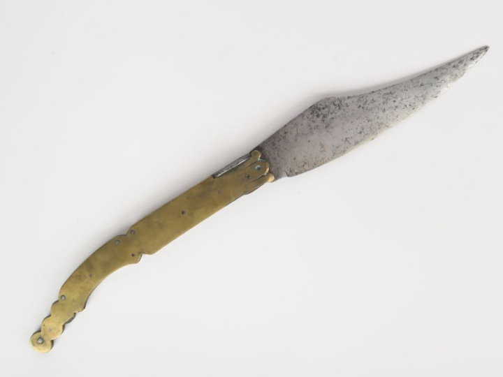 Couteau pliant.  Poignée à plaquettes de laiton.  Lame à contre tranch