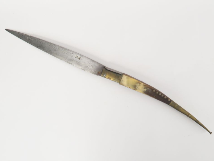 Couteau pliant.  Poignée à plaquettes de corne.  Monture en laiton Lam