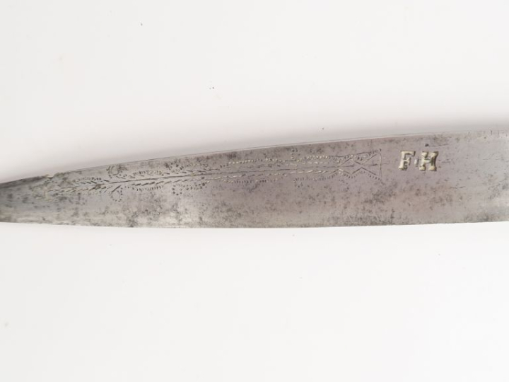 Couteau pliant.  Poignée à plaquettes de corne.  Monture en laiton Lam